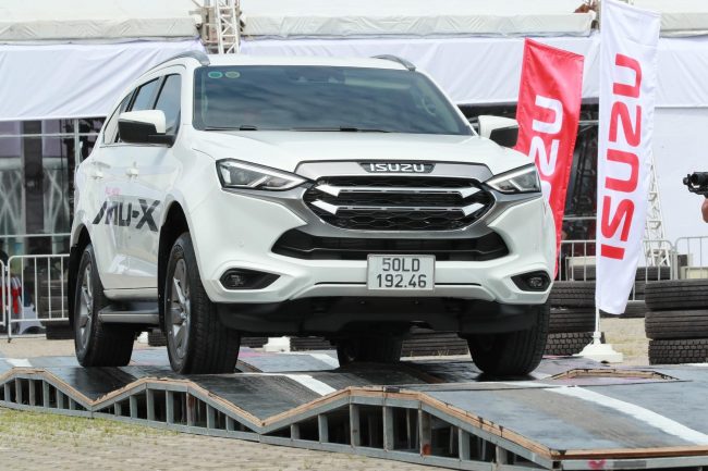 DÒNG XE ISUZU ALL NEW MUX & XE BÁN TẢI DMAX EURO 5 NHẬP KHẨU