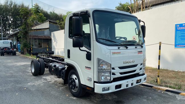 Ngoại_thất_xe_tải_isuzu_số_tự_động