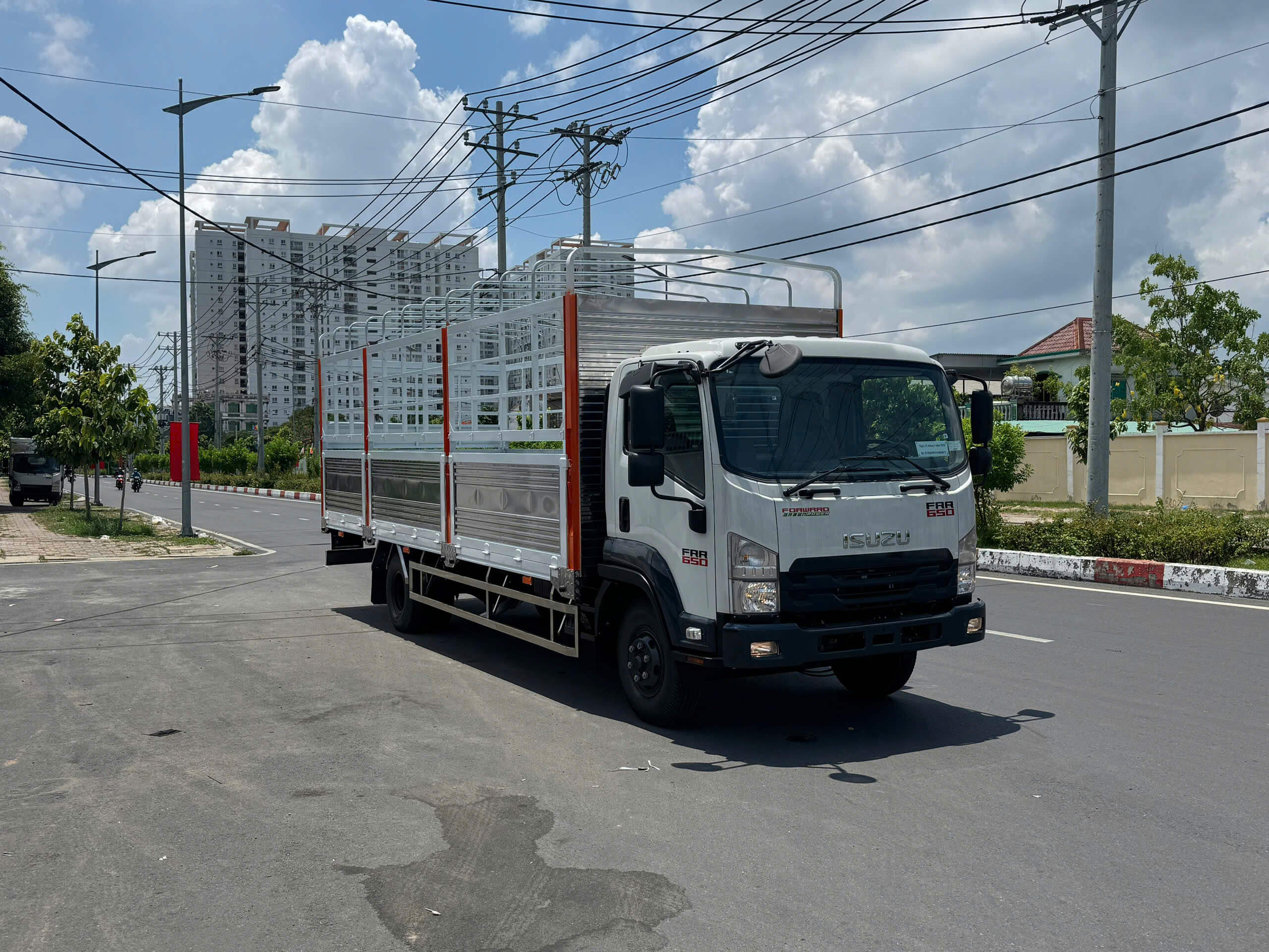 XE_ISUZU_FRR90NE5_MUI_BẠT_TIÊU CHUẨN.