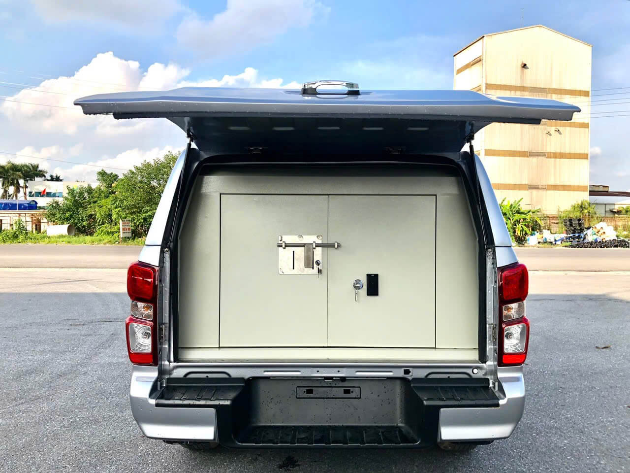 ISUZU_DMAX_CHỞ_TIỀN_KÉT_SẮT