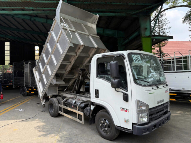 XE ISUZU THU GOM RÁC CHẠY TRONG THÀNH PHỐ