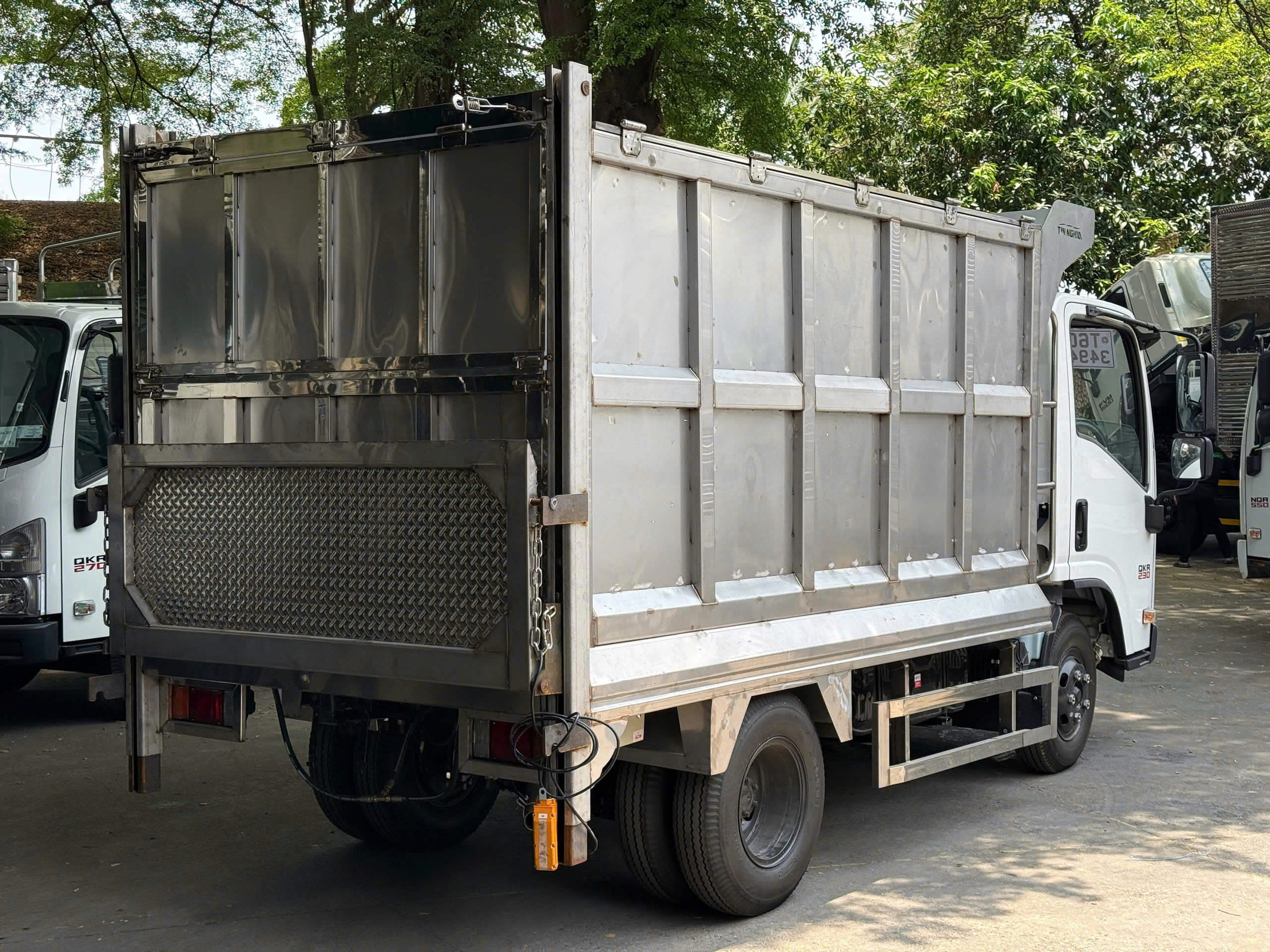 XE_ISUZU_CHỞ_RÁC_BỬNG_NÂNG