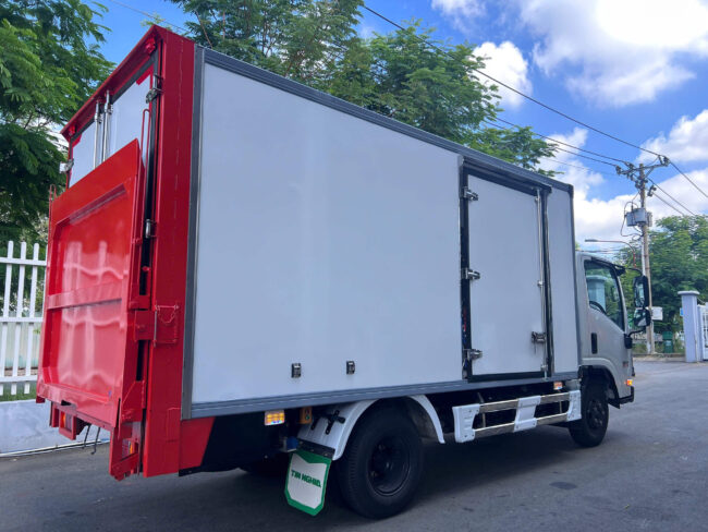 XE TẢI ISUZU THÙNG KÍN COMPOSITE BỬNG NÂNG HẠ HÀNG
